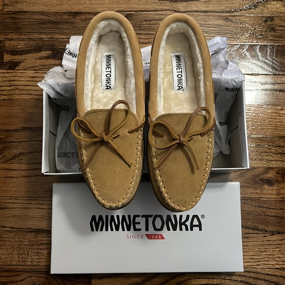Minnetonka Moccasins 3501 - Women's Pile Lined Hardsole Moccasin - Tan Suede - Picture 1 of 2